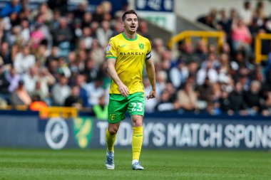 Norwich City 'den Kenny McLean 21 Nisan 2025' te Londra 'nın The Den şehrinde oynanan Sky Bet Şampiyonası maçında takım talimatlarını veriyor.