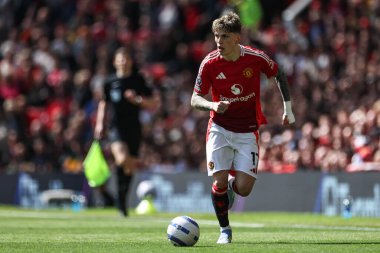 Manchester United takımından Alejandro Garnacho, Manchester United ile Wolverhampton Wanderers maçında 20 Nisan 2025 'te Old Trafford, Manchester, İngiltere' de top ile ilerliyor.