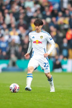 Leeds United takımından Ao Tanaka, Leeds Road, Leeds, İngiltere 'de Leeds United - Stoke City maçında 21 Nisan 2025' te maç yapıyor.