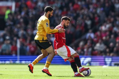 Manchester United 'dan Bruno Fernandes, Premier Lig karşılaşması sırasında Wolverhampton Wanderers' dan Rayan At-Nouri 'yi Old Trafford, Manchester, Birleşik Krallık' ta 20 Nisan 2025 'de Wolverhampton Wanderers' a karşı durdurdu.