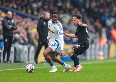 Leeds United takımından Jnior Firpo, 21 Nisan 2025 'te Leeds Road, Leeds, İngiltere' de oynanan Sky Bet Şampiyonası maçında topu sürüyor.