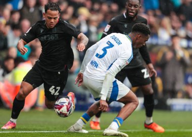 Stoke City 'den Milyon Manhoef, Leeds United' dan Jnior Firpo 'yu 21 Nisan 2025' te Elland Road, Leeds, İngiltere 'de Leeds United ve Stoke City maçında yendi.