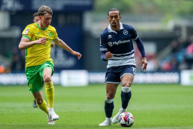 Millwall 'dan Femi Azeez, Norwich City' den Oscar Schwartau 'nun baskısı altında. 21 Nisan 2025' te The Den, Londra, İngiltere 'de oynanan Gökyüzü İddia Şampiyonası karşılaşmasında Millwall Norwich City' ye karşı.