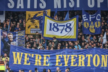 Taraftarlar, Premier Lig karşılaşması öncesinde İngiltere 'nin Liverpool kenti Goodison Park' ta Everton 'a karşı Manchester City maçında bayrakları havada tutuyor.
