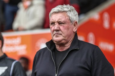 Blackpool 'un teknik direktörü Steve Bruce 21 Nisan 2025' te Bloomfield Road, Blackpool 'da Blackpool-Wrexham maçında