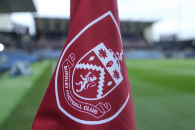 Burnley, Sheffield United 'a karşı Turf Moor, Burnley, İngiltere' de 21 Nisan 2025 'te oynanacak Sky Bet Şampiyonası' nın önündeki köşe bayrağı.