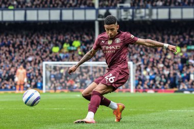 Manchester City 'den Savinho, 19 Nisan 2025 tarihinde İngiltere' nin Liverpool kenti Goodison Park 'ta oynanan Premier League maçı sırasında topu çaprazlıyor.