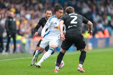 Leeds United takımından Isaac Schmidt 21 Nisan 2025 'te Leeds Road' da Leeds United ile Stoke City arasındaki Gökyüzü İddia Şampiyonası maçında topla birlikte.