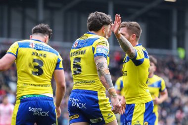 Warrington Wolves takımından Matty Ashton, 19 Nisan 2025 'te Leigh Spor Köyü' nde oynanan 8. Betfred Leopards vs Warrington Wolves karşılaşmasında 18-12 'lik galibiyetini kutluyor.