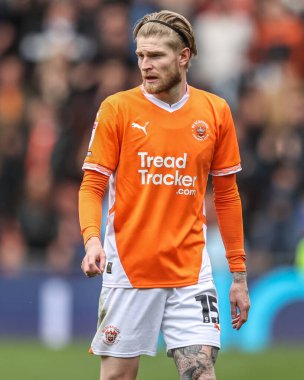 Blackpool takımından Hayden Coulson 21 Nisan 2025 'te Bloomfield Road, Blackpool' da Blackpool-Wrexham maçında