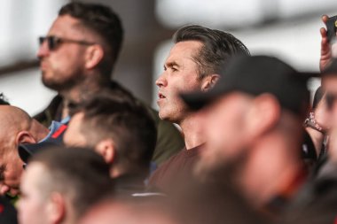 Rob McElhenney, Wrexham taraftarlarıyla 21 Nisan 2025 'te Bloomfield Road, Blackpool' da oynanan Blackpool-Wrexham maçında yaptığı promosyon hakkında şarkı söylüyor.