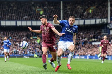 Manchester City 'den Matheus Nunes ve Everton' dan Vitaliy Mykolenko Premier League maçı sırasında Everton Manchester City ile Goodison Park, Liverpool, Birleşik Krallık 'ta 19 Nisan 2025' de karşı karşıya geldiler.