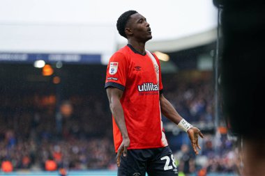 Luton Town 'dan İsa Makosso 21 Nisan 2025' te İngiltere 'nin başkenti Luton City' de Luton Town 'a karşı Bristol City' de oynanan Gökyüzü İddia Şampiyonası maçında ilk Luton Town golü attıktan sonra