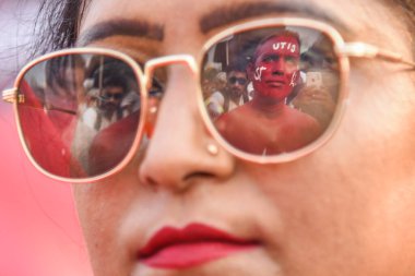 Binlerce çiftçi, işçi, tarım işçisi ve gecekondu sakini eylemcisi, 20 Nisan 2025 'te Kolkata' daki Tugay Geçit Alanı 'ndaki devlet ve merkez hükümetin farklı çalışma politikalarını protesto etmek için düzenlenen toplu toplantıya katıldı..