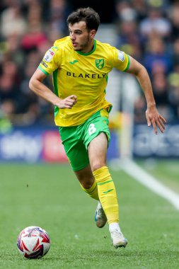 Norwich City 'den Liam Gibbs, 21 Nisan 2025' te The Den, Londra, İngiltere 'de oynanan Millwall-Norwich City maçında topla koşuyor.