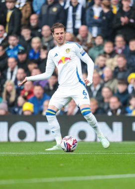 Leeds United takımından Joe Rodon, Leeds Road, Leeds, İngiltere 'de Leeds United ile Stoke City arasındaki Sky Bet Şampiyonası maçında pas veriyor.