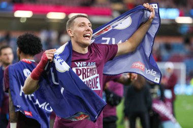 Burnley takımından Maxime Estve, Burnley - Sheffield United maçından sonra 21 Nisan 2025 'te Burnley, İngiltere' deki Turf Moor maçında Premier Lig 'e geri dönüşünü kutluyor.