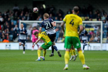 Millwall 'dan Josh Coburn 21 Nisan 2025' te İngiltere 'nin The Den şehrinde oynanan Sky Bet Şampiyonası maçında topu sürüyor.