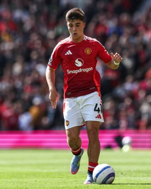 Manchester United takımından Harry Amass, Manchester United ve Wolverhampton Wanderers maçında 20 Nisan 2025 'te Old Trafford, Manchester' da top ile ilerliyor.