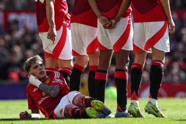 Manchester United takımından Alejandro Garnacho, Manchester United ile Wolverhampton Wanderers maçında 20 Nisan 2025 'te Old Trafford, Manchester, Birleşik Krallık' ta serbest vuruş için duvara uzandı.