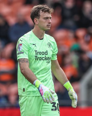 Blackpool takımından Harry Tyrer 21 Nisan 2025 'te Bloomfield Road, Blackpool' da Blackpool-Wrexham maçında