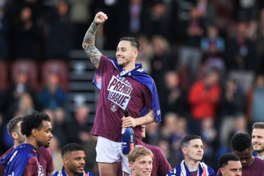 Burnley 'den Josh Brownhill, 21 Nisan 2025' te Burnley - Sheffield United 'ın Turf Moor, Burnley, Birleşik Krallık' ta oynadığı Sky Bet Şampiyonası maçından sonra ilk lige terfi edilişini kutluyor.