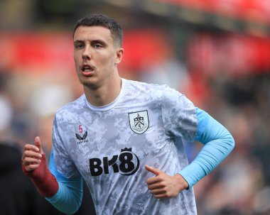 Burnley 'li Maxime Estve, Burnley ile Sheffield United' ın 21 Nisan 2025 'te oynadıkları Turf Moor, Burnley' de oynanan Sky Bet Şampiyonası maçında ısındı.