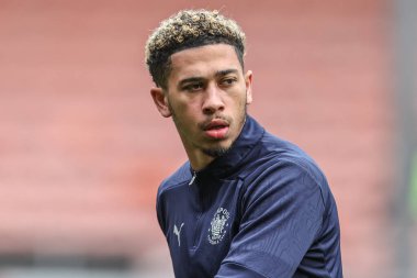 Blackpool 'dan Jordan Lawrence-Gabriel 21 Nisan 2025' te Bloomfield Road, Blackpool 'da oynanan Sky Bet 1 karşılaşmasında ısınma turunda