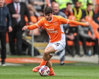 Blackpool 'dan Rob Apter, 21 Nisan 2025' te Bloomfield Road, Blackpool, İngiltere 'de oynanan Blackpool-Wrexham maçında topu aldı.