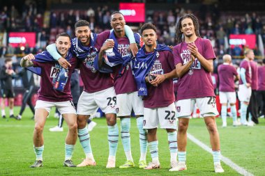 Burnley oyuncuları, Burnley ile Sheffield United arasındaki 21 Nisan 2025 'te oynanan Gökyüzü İddia Şampiyonası maçından sonra İngiltere' nin Burnley şehrinde ilk lige geri dönmelerini kutluyorlar.