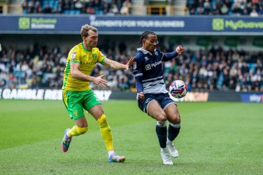 Millwall 'dan Femi Azeez, Norwich City' den Jack Stacey 'nin baskısı altında. 21 Nisan 2025' te The Den, Londra, İngiltere 'deki Millwall Norwich City maçında.