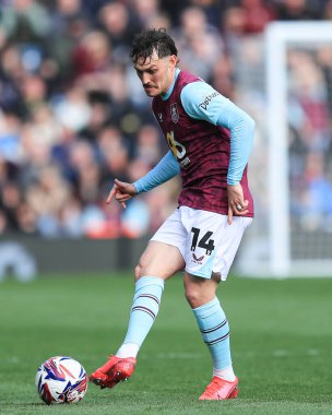 Burnley 'den Connor Roberts, Burnley ile Sheffield United' ın 21 Nisan 2025 'te oynadığı Turf Moor, Burnley maçında topu ileri atıyor.