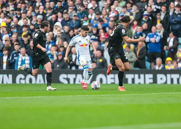 Leeds United takımından Malikane Solomon, 21 Nisan 2025 'te Leeds Road, Leeds, İngiltere' de oynanan Leeds United-Stoke City maçında topu aldı.