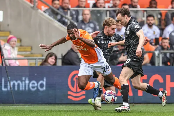 Blackpool 'dan Odel Offiah, Wrexham' dan Sam Smith tarafından 21 Nisan 2025 'te Bloomfield Road, Blackpool, İngiltere' de oynanan Blackpool-Wrexham maçında yenildi.