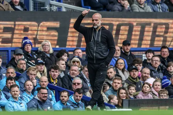 Manchester City 'nin Pep Guardiola teknik direktörü, 19 Nisan 2025' te Goodison Park, Liverpool 'da oynanan Premier League maçında takım talimatlarını verir.