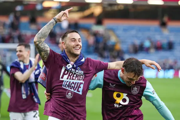 Burnley 'den Josh Brownhill ve Burnley' den Connor Roberts 21 Nisan 2025 'te Burnley, Burnley, İngiltere' de Sheffield United 'a karşı oynanan Gökyüzü İddia Şampiyonası maçından sonra lige geri dönmelerini kutluyorlar.