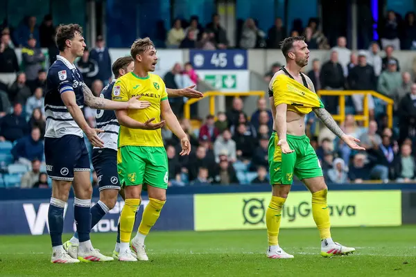 Norwich City 'den Shane Duffy, 21 Nisan 2025' te İngiltere 'nin The Den kentinde oynanan Millwall-Norwich City maçında tepki gösterdi.