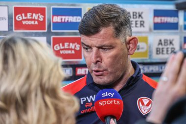 Paul Wellens St. Helens baş antrenörü Jenna Brooks ile Betfred Süper Lig 9. Raundda Halliwell Jones Stadyumu, Warrington, Birleşik Krallık 'ta oynanan Warrington Wolves-St Helens maçında röportaj yaptı.
