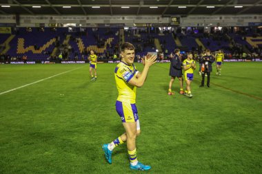 Warrington Wolves 'tan Josh Thewlis 24 Nisan 2025' te İngiltere 'nin Warrington kentinde oynanan Betfred Süper Lig 9. Maçı' nda taraftarları alkışlıyor.