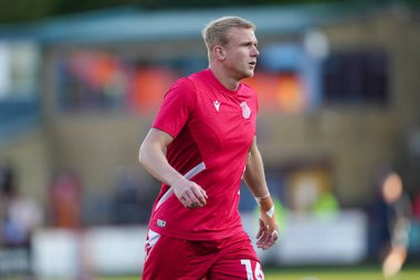 Stevenage takımından Lewis Freestone 24 Nisan 2025 'te Stevenage - Birmingham City maçı öncesinde Lamex Stevenage Stevenage, İngiltere
