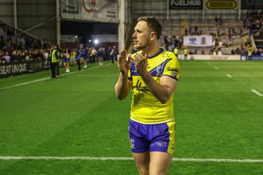 Warrington Wolves 'tan Ben Currie, 24 Nisan 2025' te İngiltere 'nin Warrington kentinde oynanan Betfred Süper Lig 9. Maçı' nda taraftarları alkışlıyor.