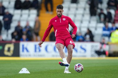 Stevenage takımından Dan Sweeney 24 Nisan 2025 'te Stevenage - Birmingham City maçı öncesinde Lamex Stevenage Stevenage, İngiltere