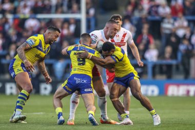Warrington Wolves 'tan Danny Walker ve Warrington Wolves' tan Rodrick Tai, Warrington Wolves 'un oynadığı Warrington Wolves-St Helens maçında, 24 Nisan 2025' de, Warrington, İngiltere 'deki Halliwell Jones Stadyumu' nda Curtis Sironen 'ı yendi.