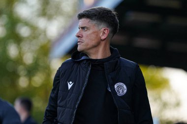 Stevenage 'in teknik direktörü Alex Revell 24 Nisan 2025' te Stevenage - Birmingham City maçı sırasında Lamex Stevenage Stevenage, İngiltere 'de oynandı.