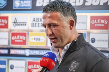 Sam Burgess Warrington Wolves 'un baş antrenörü Jenna Brooks ile 24 Nisan 2025' te Halliwell Jones Stadyumu 'nda oynanan Warrington Wolves-St Helens maçında röportaj yaptı.