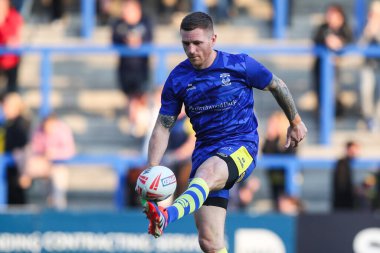 Warrington Wolves 'dan Marc Sneyd maç öncesi ısınma turunda 9. Betfred Süper Ligi karşılaşması öncesinde Warrington Wolves St. Helens' e karşı Halliwell Jones Stadyumu, Warrington, Birleşik Krallık, 24 Nisan 2025