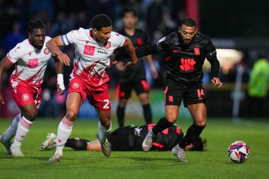 Stevenage 'den Luther Wildin ve Birmingham City' den Keshi Anderson 24 Nisan 2025 'te İngiltere' nin Stevenage-Birmingham City maçında top için mücadele ettiler.