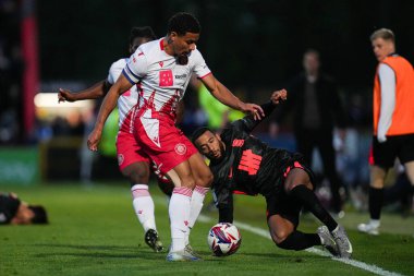 Stevenage 'den Luther Wildin 24 Nisan 2025' te İngiltere 'nin Stevenage-Birmingham City maçında Birmingham City maçında Birmingham City' den Keshi Anderson 'dan topu kazandı.