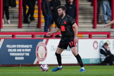 Birmingham City 'den Grant Hanley 24 Nisan 2025' te İngiltere 'nin Stevenage Stadyumu' nda Stevenage-Birmingham City maçında topa vuruyor.