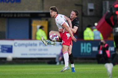 Stevenage 'den Louis Appr ve Birmingham City' den Ben Davies 24 Nisan 2025 'te İngiltere' deki Lamex Stevenage Stadyumu 'nda Stevenage-Birmingham City maçında karşı karşıya geldiler.